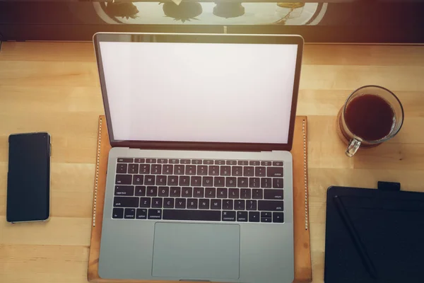 Niezależny obszar roboczy laptop na drewnianym biurku z okienką. — Zdjęcie stockowe