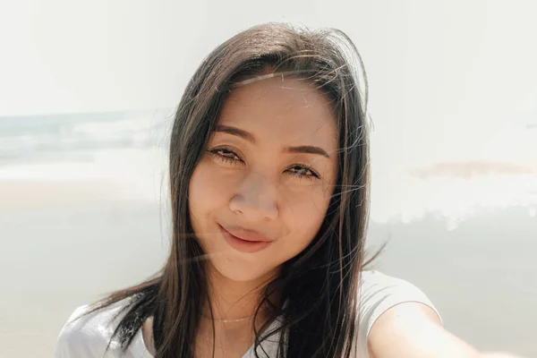 Primer plano retrato de mujer al aire libre en la playa soleada en verano . —  Fotos de Stock