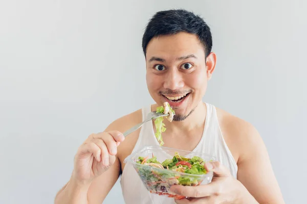 Uomo felice sta mangiando pasto insalata sana . — Foto Stock