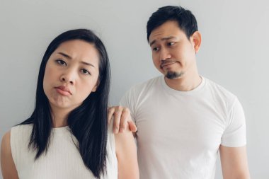 Beyaz t-shirt ve gri arka planda sad çift sevgilisi.