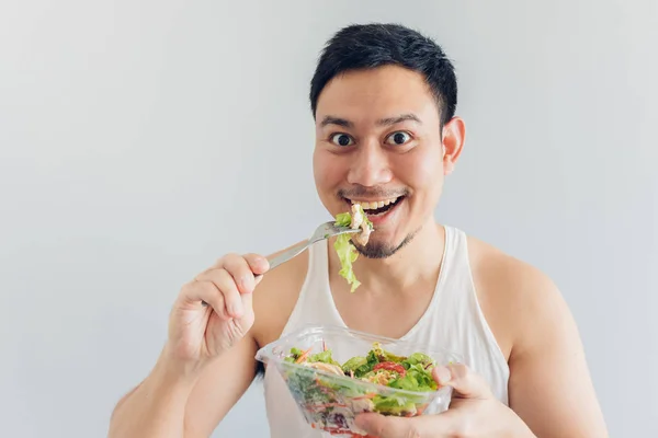 Uomo felice sta mangiando pasto insalata sana . — Foto Stock