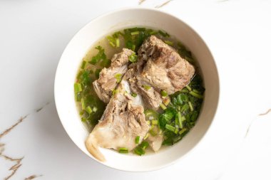 Domuz kemikli Tayland baharatlı çorba. Leng Thai popüler baharatlı çorba.