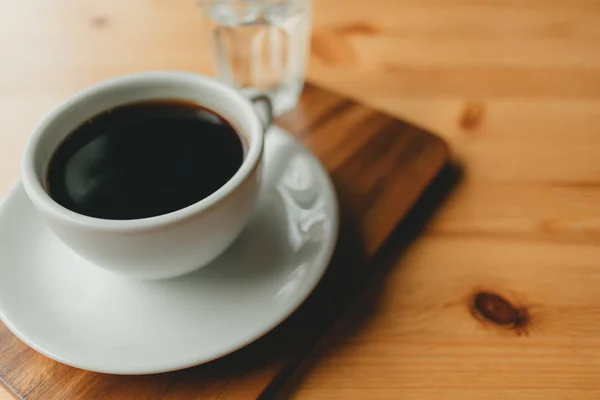 Heiße Tasse Americano-Kaffee auf Holztisch. — Stockfoto