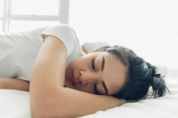 Asiatique femme dort sur son blanc confortable lit . — Photo