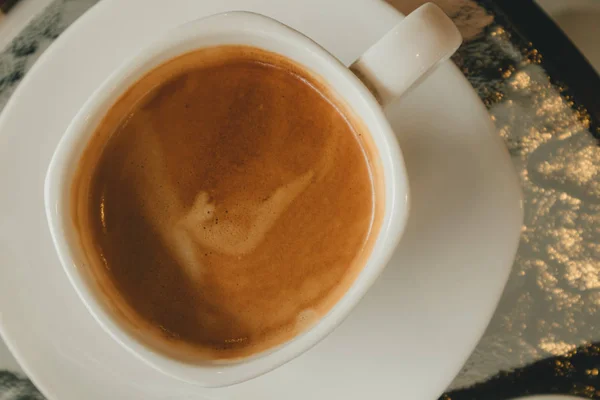 Uma chávena de café quente no café. Conceito de aroma e relaxar . — Fotografia de Stock