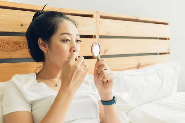 Крупный план азиатка носит макияж на своей кровати . — стоковое фото