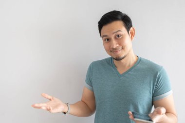 Adam harika bir mobil uygulama gösteriyor..