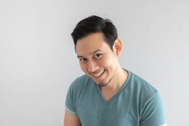 Mutlu adam gizli bir güdüyle gülümsüyor..