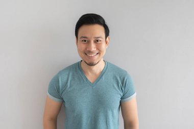 Temiz ve masum gülüşlü mutlu bir adam..