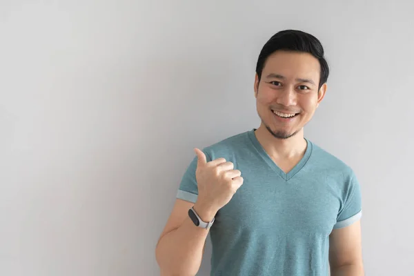 Soğuk yüzü ve tasasız duruşu olan mutlu bir adam..