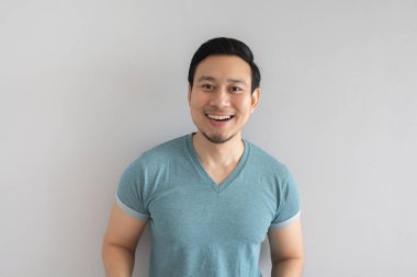 Temiz ve masum gülüşlü mutlu bir adam..