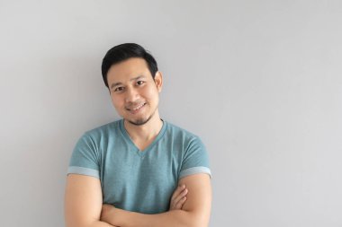 Temiz ve masum gülüşlü mutlu bir adam..