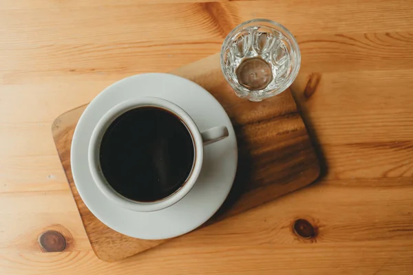 Heiße Tasse Americano-Kaffee auf Holztisch. — Stockfoto