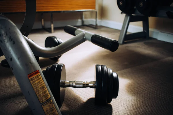 Hanteln bleiben auf dem Boden der Turnhalle liegen. Konzept von Workout und gesundem Leben. — Stockfoto