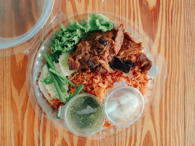 Masada iki çeşit soslu biftek biryani..