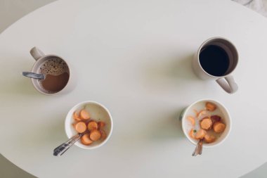 Anında pirinç lapası fincanının üst görüntüsü basit bir fast food gibi..