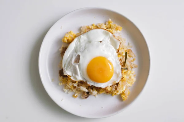 Arroz frito caseiro com ovo frito em cima . — Fotografia de Stock