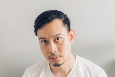 Adam, karantina sonrası yeni saç kesimini kontrol ediyor..