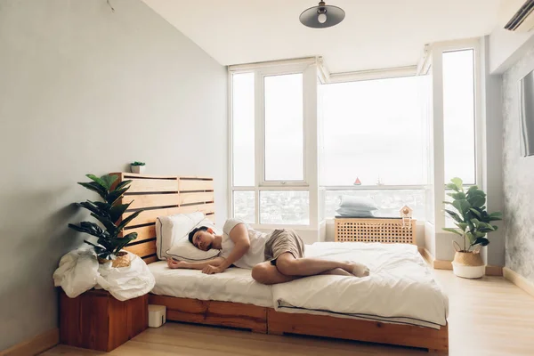 Homem solitário e deprimido em seu quarto no apartamento. — Fotografia de Stock