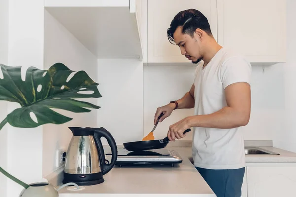 Seseorang sedang memasak sarapan di dapur.. — Stok Foto