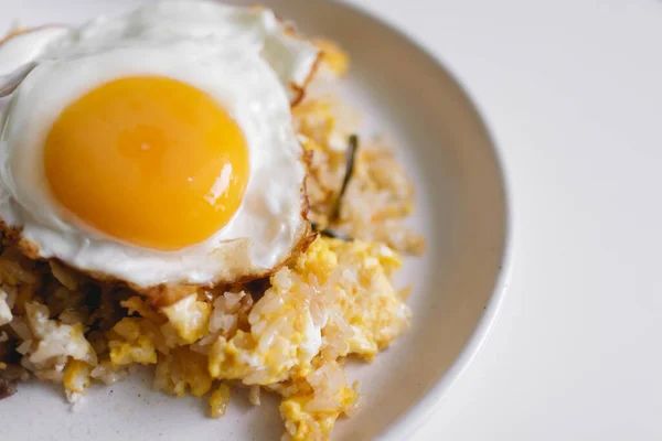 Arroz frito caseiro com ovo frito em cima . — Fotografia de Stock