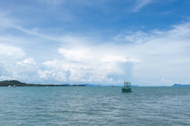 Normal bir günde gökyüzü mavi bulutlu tipik bir deniz..
