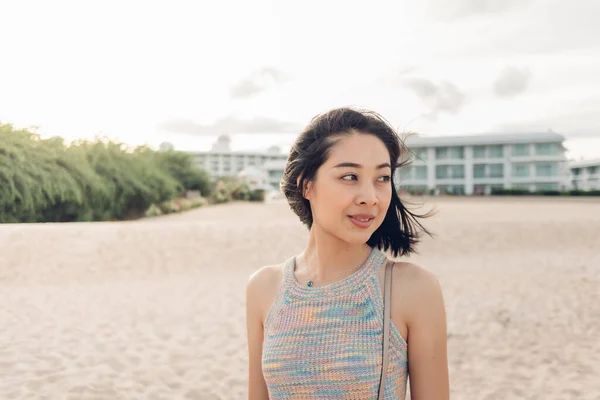 Mujer da un paseo por la playa ventosa y el sol soleado. —  Fotos de Stock