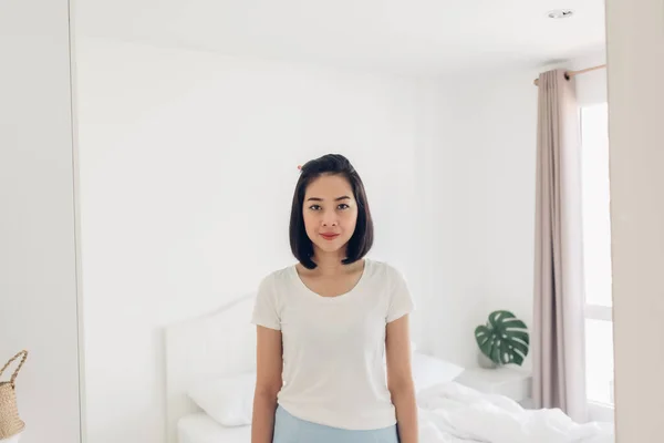 白い寝室に立っている女性のまっすぐ肖像画. — ストック写真