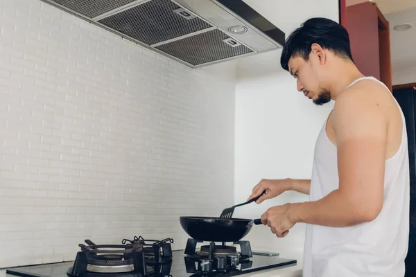 Pria berjaket putih sedang memasak sarapan di dapur.. — Stok Foto