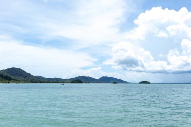 Normal bir günde gökyüzü mavi bulutlu tipik bir deniz..