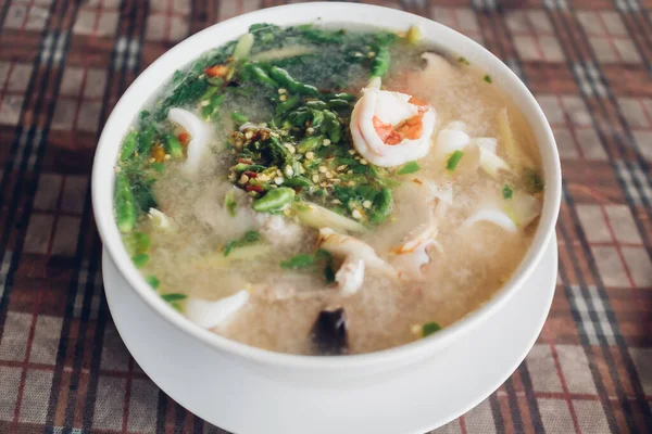 Thailand pedas tom yam seafood disajikan di mangkuk putih. — Stok Foto