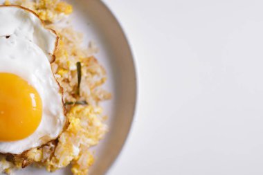 Ev yapımı pilav ve üstünde yumurta..