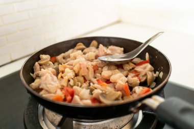 Makarna için domates soslu kızarmış domuz eti..