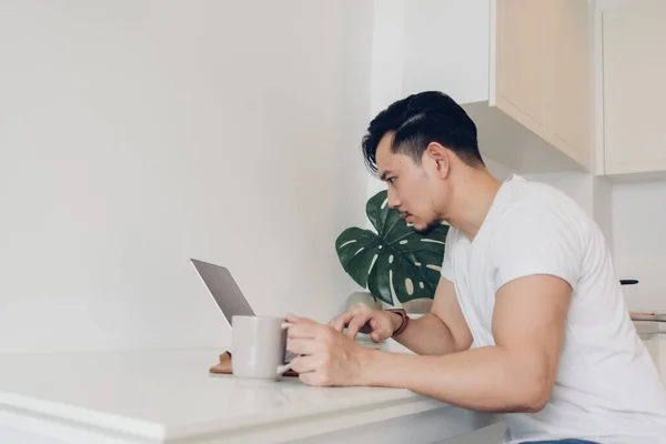 Manusia bekerja dengan laptop di atas meja kerja putihnya. — Stok Foto