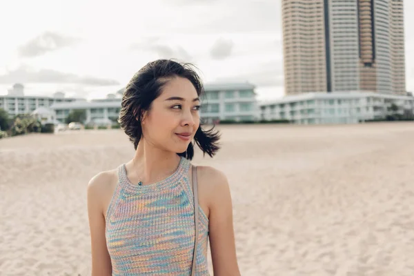 Vrouw maakt een wandeling op het winderige strand en zonnige zon. — Stockfoto