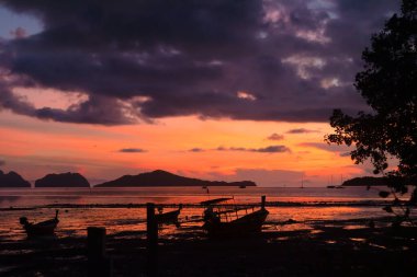 Sabah alçak deniz, karanlık şafak gökyüzü.
