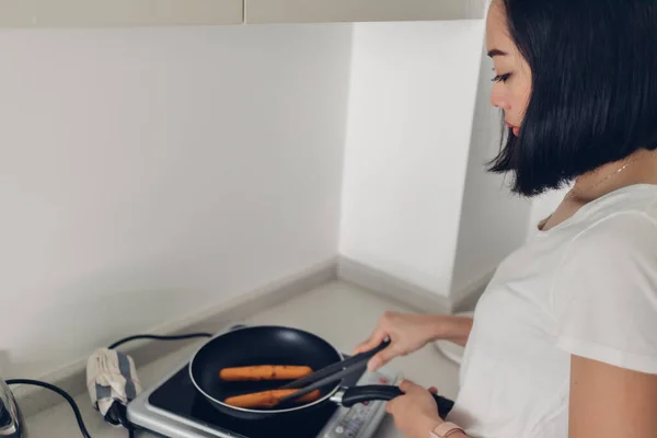 Woman is cooking simple breakfast in white cozy kitchen. — Stock Photo, Image