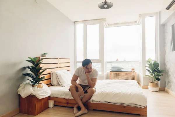 Pria kesepian dan depresi di kamar tidurnya di apartemen. — Stok Foto