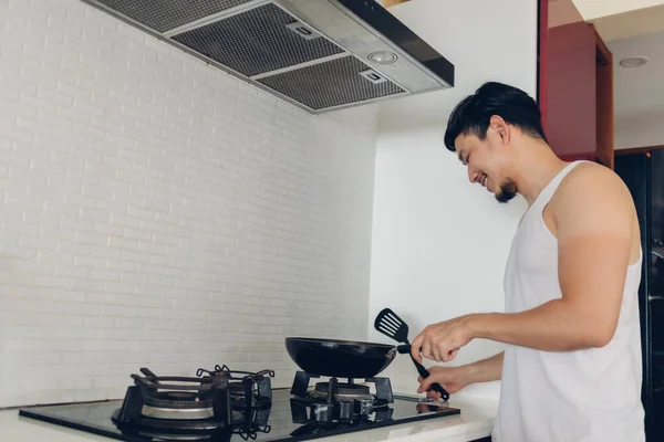 Pria berjaket putih sedang memasak sarapan di dapur.. — Stok Foto