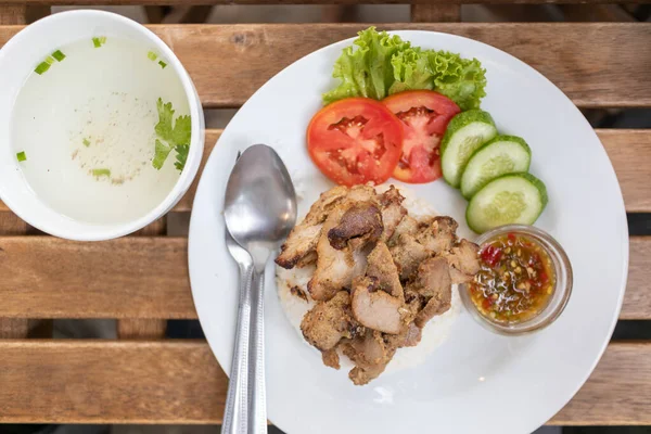 Ansicht von thailändischem Reis mit Schweinefleisch auf weißem Teller. — Stockfoto