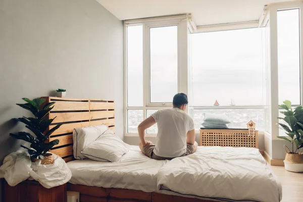 Homme seul et déprimé dans sa chambre à coucher dans l'appartement. — Photo