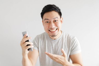 Adam akıllı telefondaki başvurudan memnun..