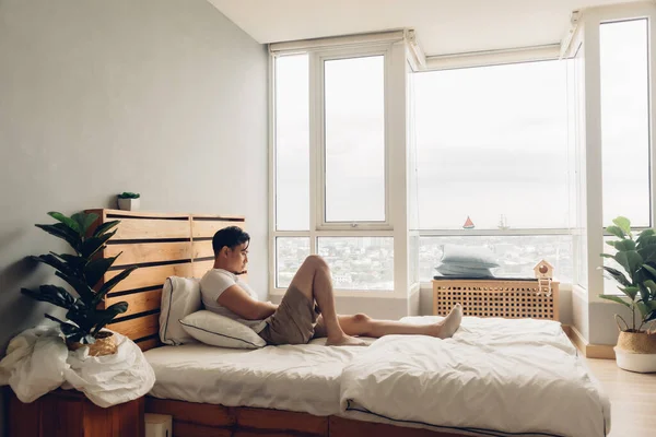 Hombre solitario y deprimido en su dormitorio en el apartamento. — Foto de Stock