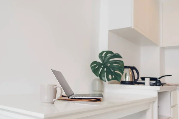 작은 아파트에서 노트북과 커피 잔을 사용하는 모습. — 스톡 사진