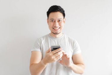 Adam akıllı telefondaki başvurudan memnun..