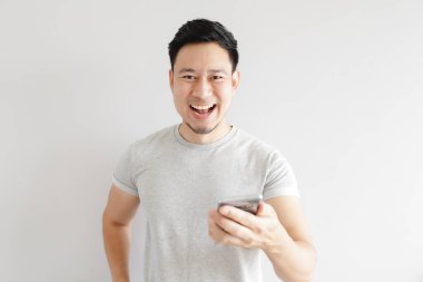 Adam akıllı telefondaki başvurudan memnun..