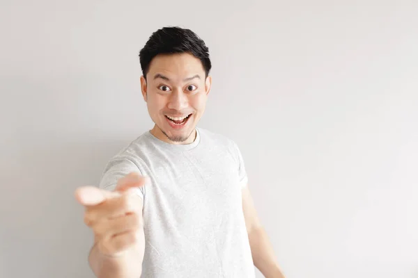 Man feels excited. The man wears grey t-shirt on grey background. — Stock Photo, Image