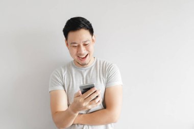 Adam akıllı telefondaki başvurudan memnun..