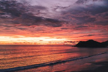 Denizin renkli bulutlu alacakaranlık gökyüzü.