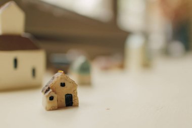 Pencerelerin kenarındaki küçük reçine evleri.